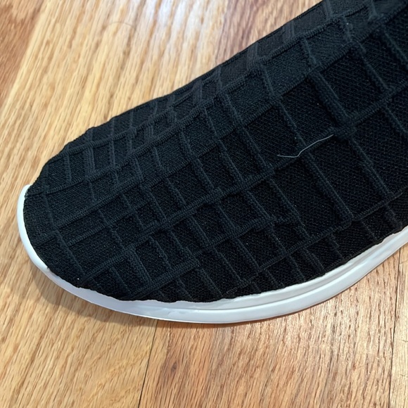 Men’s Lacoste lightweight sock sneaker. - Picture 8 of 10